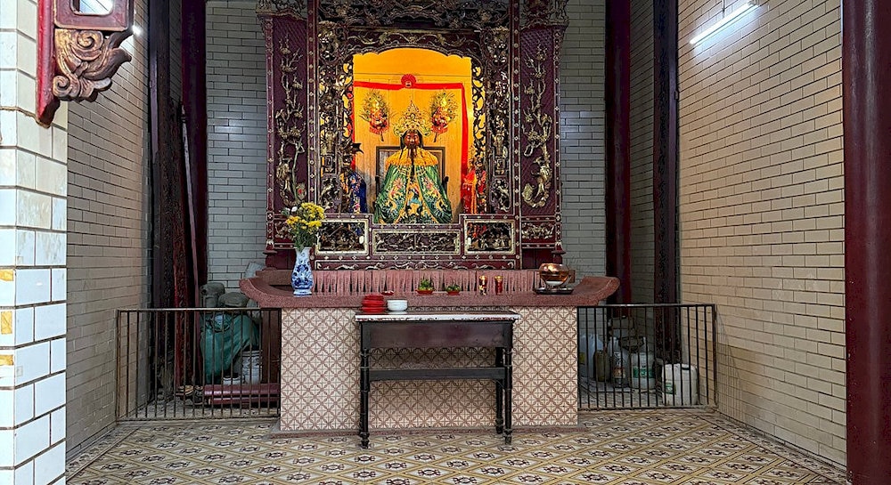 Tượng thờ được khoác áo rực rỡ, ban thờ chạm trổ tỉ mỉ, công phu